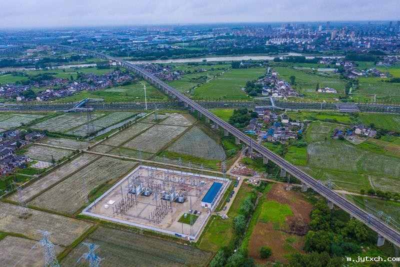 中铁武汉电气化局承建的连镇铁路及扬州南牵引变电所