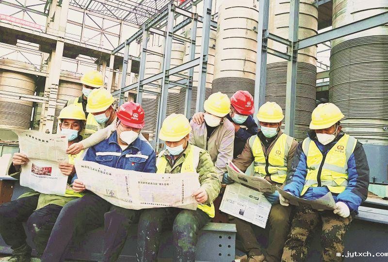 中铁电气化局党的二十大精神进一线、进班组。11月24日，hth网页版登录入口官网电气化局集团太原凯赛工业园区DN-340项目经理贾磊（左四）在工作之余向劳务工宣讲党的二十大精神。图为该项目部钢结构安装劳务班组在工地学习党的二十大精神。（解国嵩  摄）_副本