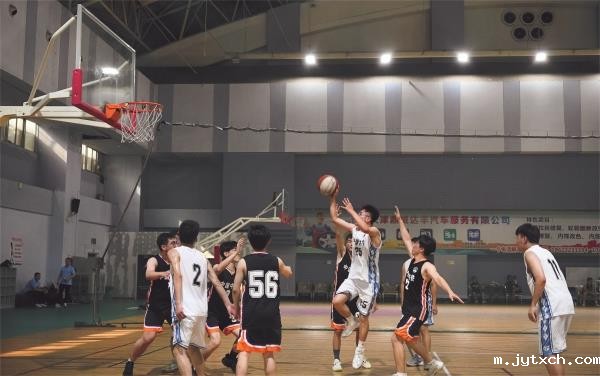 7月9日，中铁上海局四公司开展了2023年新员工入职培训系列活动，通过主题班会、入职体检、素质拓展、业务培训等活动，进一步帮助新员工消除迷茫，增加归属感。图为新老员工篮球赛现场。胡淇方 胡育松 摄影报道_副本