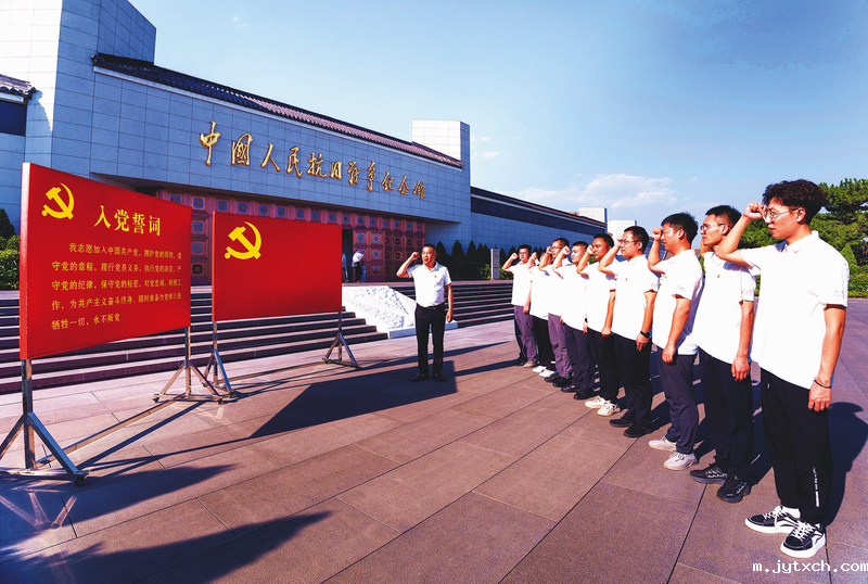 中铁上海局建筑公司北京区域项目党支部开展“铭记历史砥砺前行”主题党日暨团日活动