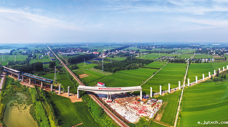 潍（坊）宿（迁）高铁郯城沭河特大桥上跨胶新铁路2×72米T构梁完成转体作业