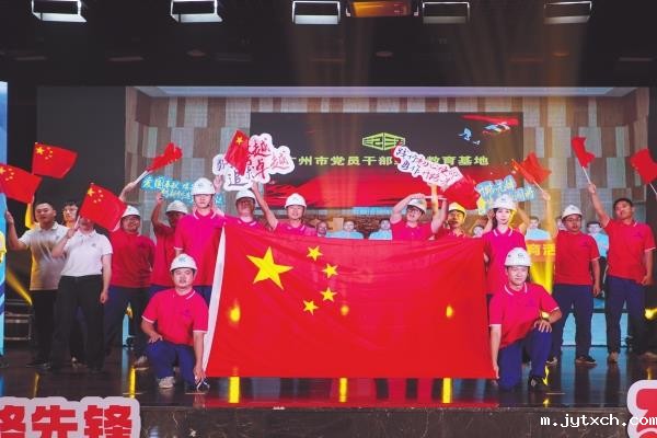 7月8日，中铁广州局第二届“开路先锋”文化节开幕式暨迎新联欢晚会在本部举行。员工和广东省文联艺术家一起上演了近20个精彩纷呈的节目，为23万余名直播观众呈现了一场视听盛宴。李守钦 徐小勇 摄影报道_副本