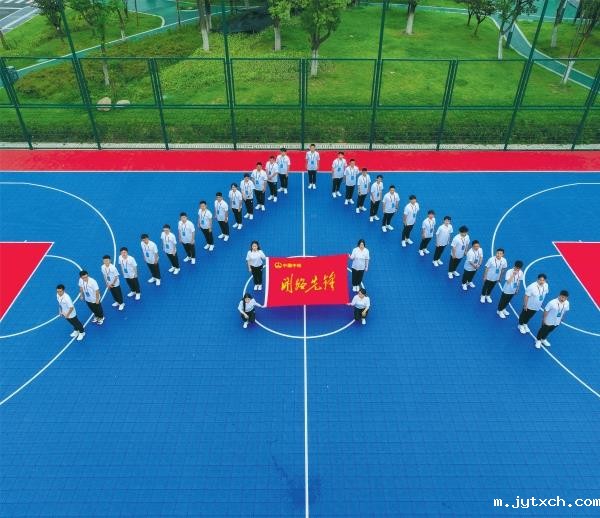 7月10日，中铁四局城轨分公司为期一周的新员工入职培训圆满完成，来自全国48所不同高校共93名新员工正式奔赴工作岗位。高徽 郭璐 摄影报道_副本